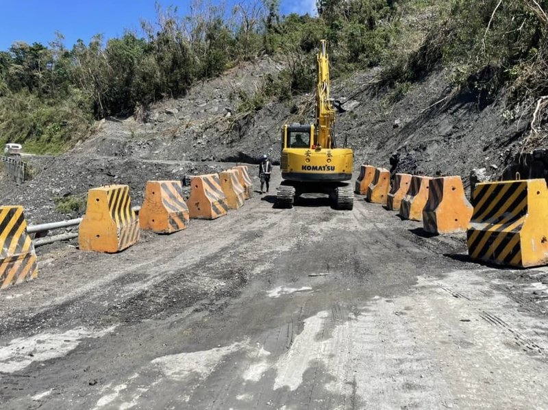 因颱風海葵影響，連接花東縱谷與海岸的省道台23線東富公路多處坍方受阻，經公路總局台東工務段搶修，東端北源路段已於11日中午12時恢復道路通行。（公路總局第三區養護工程處提供）中央社記者李先鳳傳真 112年9月11日