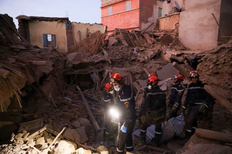 摩洛哥強震造成的死亡人數已攀升至2497人，救難人員10日從廢墟中搬出一具遺體。（路透社）