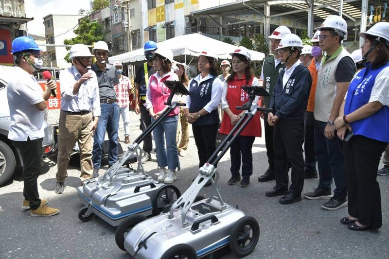 高雄市楠梓區朝明路因路面老化，市府工務局道路養護工程處11日起進行刨鋪改善作業，並在施工前進行透地雷達檢測，提前修補高危險孔洞。圖為高雄市副市長林欽榮（前右3）前往視察。（高雄市工務局提供）中央社記者蔡孟妤傳真  112年9月11日