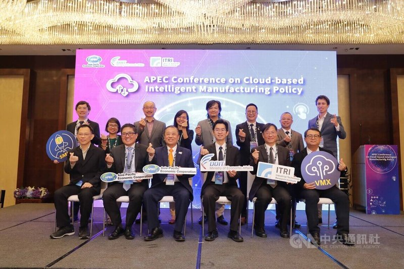 APEC智慧製造政策推動國際論壇11日開幕，圖為經濟部、馬來西亞台灣商會聯合總會與工研院等發表人合影。中央社記者黃自強吉隆坡攝  112年9月11日