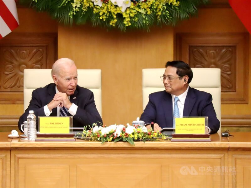 越美投資與創新峰會11日在越南首都河內市登場，到訪越南的美國總統拜登（左）與越南總理范明正（右）出席。中央社記者陳家倫河內攝 112年9月11日