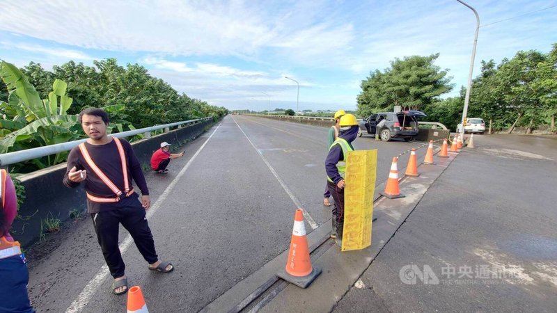 嘉義縣10日暴雨，台82線快速道路中和交流道與下方中義路嚴重淹水，11日上午此路段封閉。中央社記者蔡智明攝 112年9月11日