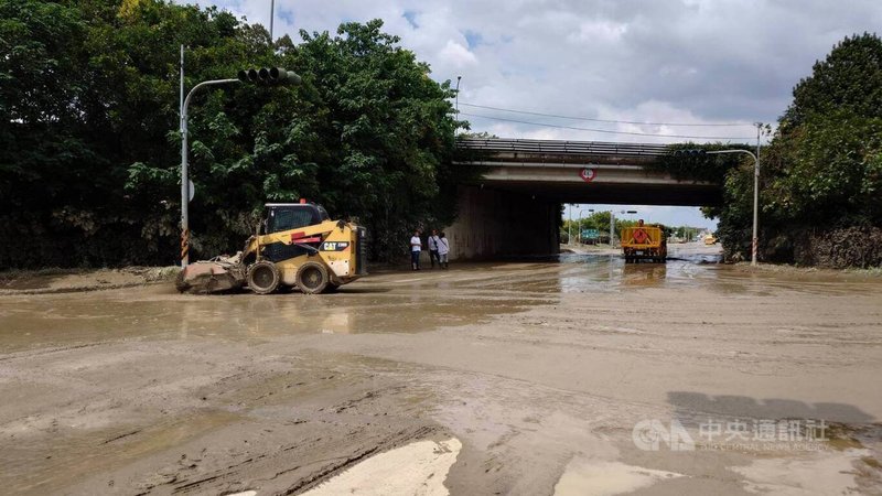 嘉義縣10日降下暴雨，水上鄉台82線快速道路中和交流道與下方中義路嚴重淹水。圖為中和交流道路面滿是泥濘，機具進行災後復原工作。中央社記者蔡智明攝 112年9月11日