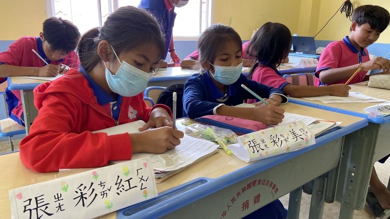 台北市立大學和台東大學的師資生前往泰國北部山區的華興中文小學，進行華語文教學暨當地師資輔助計畫，提升學童華語文學習及應用能力。（教育部提供）中央社記者許秩維傳真  112年9月11日