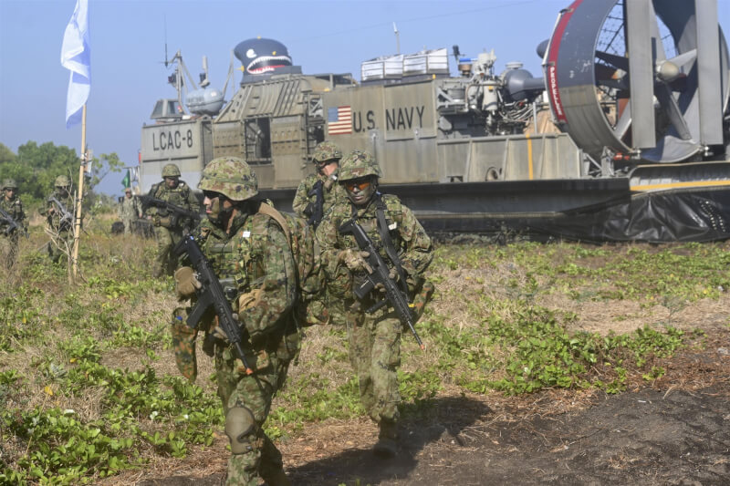 圖為10日日本陸上自衛隊的水陸兩棲部隊「水陸機動團」跳下美軍氣墊登陸艇登陸。（共同社）