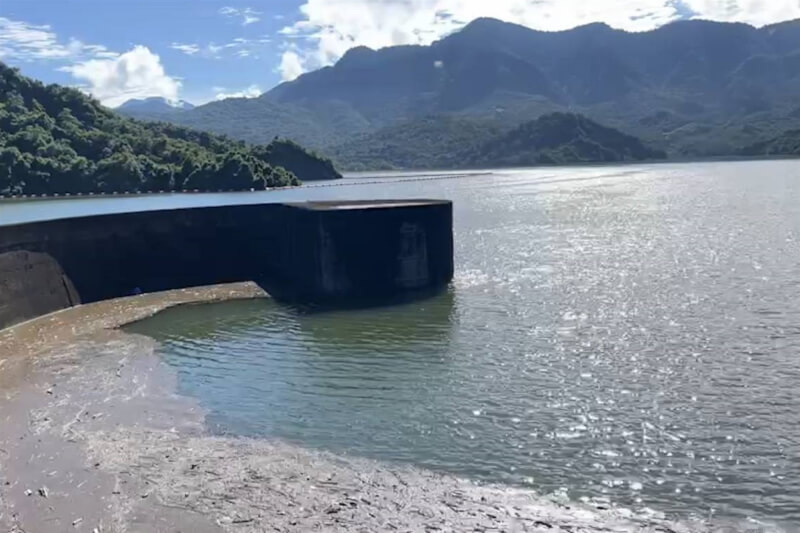 曾文水庫集水區近日降雨豐沛，蓄水量接近滿庫，10日晚間開始進行調節性放水，11日上午蓄水率仍超過99%。中央社記者楊思瑞攝 112年9月11日