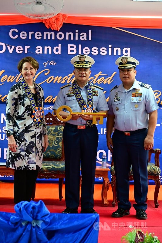 美國駐菲大使卡爾森（左）11日出席在布拉坎省舉行的菲律賓海巡隊專業教育技能大樓落成啟用典禮。中央社記者陳妍君布拉坎省攝  112年9月11日