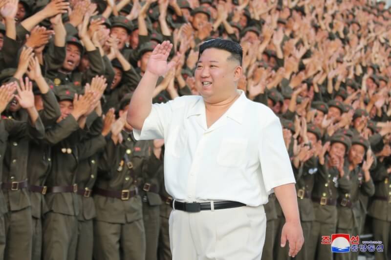 北韓領導人金正恩（前）。（圖取自北韓中央通信社網頁kcna.kp）