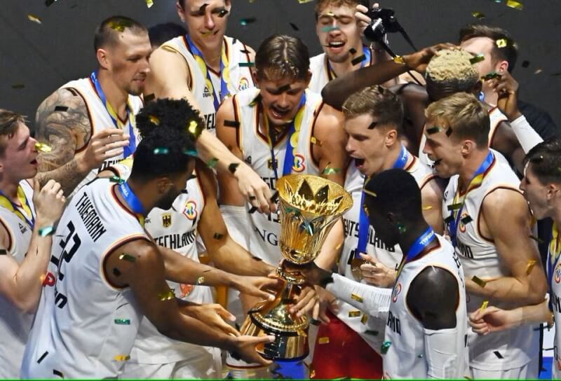 世界盃男籃冠軍賽10日德國隊在施洛德28分領軍下，以83比77擊敗塞爾維亞，以8戰全勝之姿勇奪隊史首冠。（路透社）