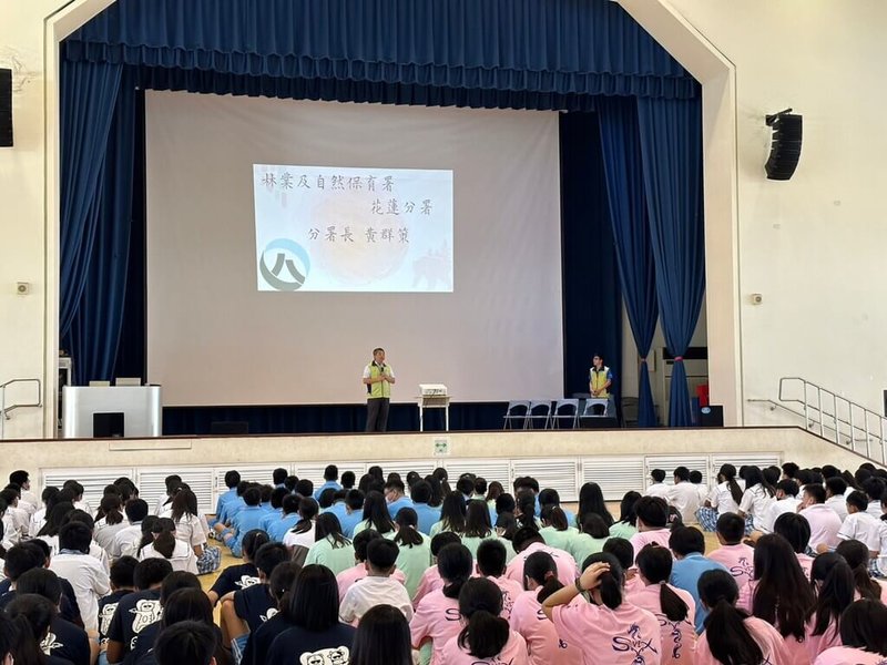 花蓮卓溪鄉8月底有2名玉里國中學生通報救援台灣黑熊,農業部林業及自然保育署花蓮分署署長黃群策12日到學校表揚學生,並說明相關保育觀念。(林業保育署花蓮分署提供)中央社記者李先鳳傳真 112年9月12日