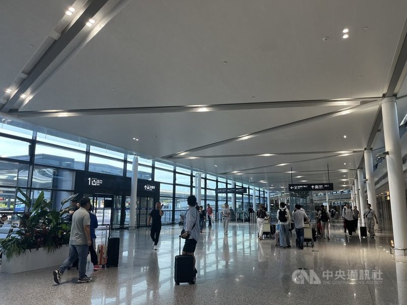 上海機場集團12日指出，浦東機場、虹橋機場等兩大機場8月出入境航班量恢復至2019年同期69%。圖為1日，上海虹橋機場大廳。中央社記者李雅雯攝  112年9月12日