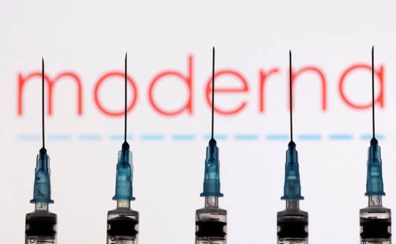 美國FDA 11日核准輝瑞/BNT、莫德納的最新一代COVID-19疫苗，作為加強針供入秋後全面施打。（路透社）
