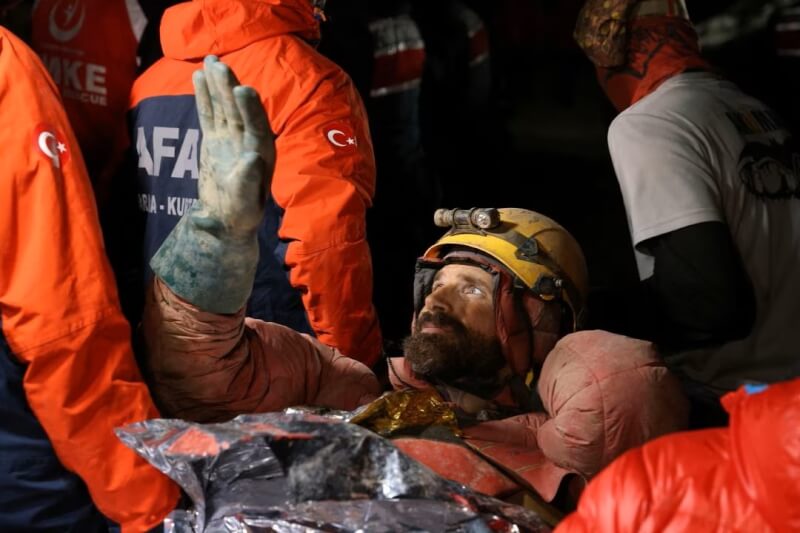 美國洞穴探險家狄基日前深入土耳其地下洞穴進行探勘時，因腸胃道出血受困洞穴9天，一支國際救難隊11日成功將他救出。（路透社）
