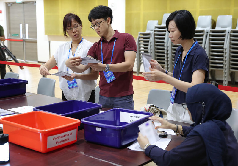 新加坡今年總統選舉首度開放海外郵寄投票，選舉局12日進行海外郵寄選票計票作業。（新加坡通訊及新聞部提供） 中央社記者侯姿瑩新加坡傳真  112年9月12日