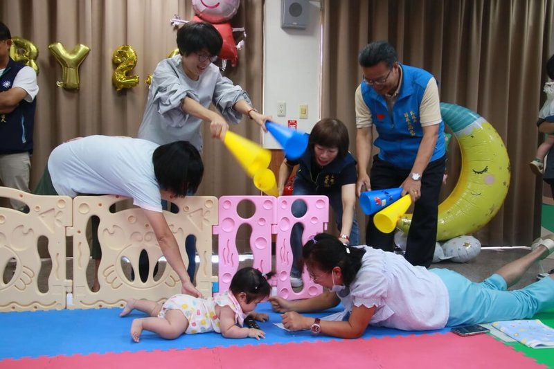 台東縣政府社會處12日舉辦寶寶趣味爬行活動，縣長饒慶鈴（後右3）到場為寶寶加油，同時宣布加碼生育補助，打造育兒友善城市。（台東縣政府提供）中央社記者盧太城台東傳真  112年9月12日