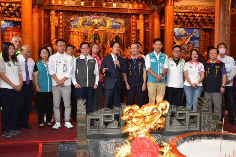 民進黨總統參選人賴清德（前排右6）12日赴桃園市中壢三教紫雲宮參香祈福，他致詞時表示，面對未來極權勢力的威脅，想要併吞台灣的主權，若要繼續往前看、往前走，只有一票一票凝聚偉大的民主力量，捍衛台灣這塊土地。中央社記者吳睿騏桃園攝  112年9月12日