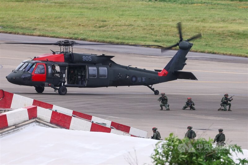 國軍漢光39號實兵操演7月26日首度在桃園機場進行反空機降演練，模擬攻擊軍（紅軍）UH-60M黑鷹直升機載著地面部隊入侵桃園機場發動攻擊。中央社記者王騰毅攝 112年7月26日