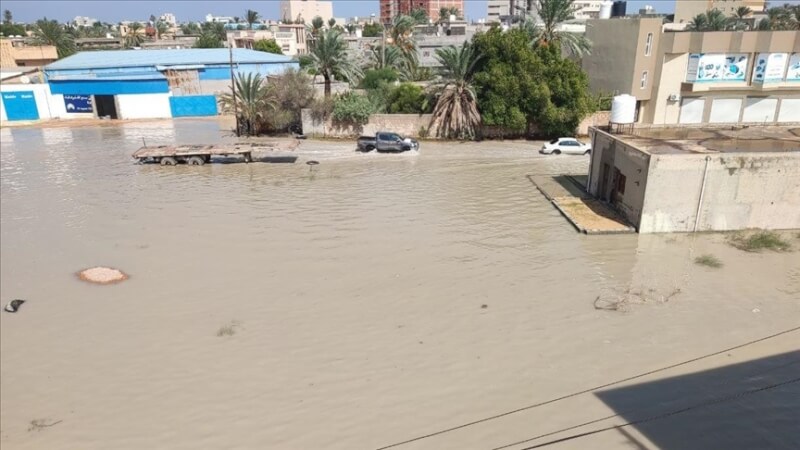 利比亞發生異於往常的洪災，圖為建築和車輛遭暴雨帶來的洪災淹沒。（安納杜魯新聞社）