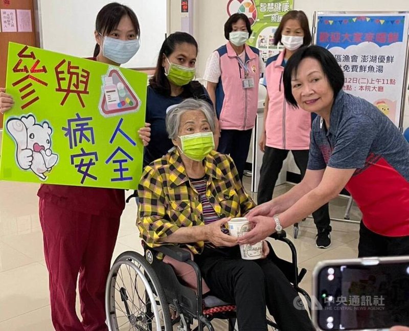 澎湖區漁會舉辦「送愛到醫院」活動,12日準備在地養殖的珍珠石斑魚鮮魚湯到衛生福利部澎湖醫院。中央社 112年9月12日