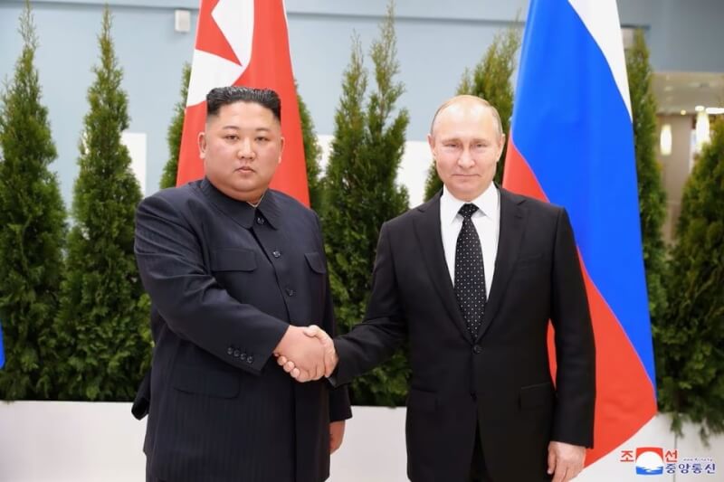 克里姆林宮指出，北韓領導人金正恩（左）造訪俄羅斯且預計會晤俄國總統蒲亭（右）。圖為北韓朝中社於2019釋出兩人會面握手照片。（KCNA via 路透社）