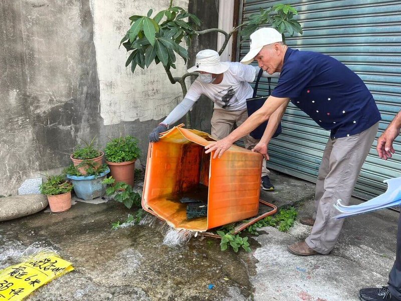 新竹縣13日再增2例本土登革熱個案，分別住在竹北市與竹東鎮，均有到台南旅遊史，衛生局已派員赴個案住家半徑50公尺進行室內化學防治作業，並加強清除環境孳生源等。（新竹縣政府提供）中央社記者郭宣彣傳真  112年9月13日