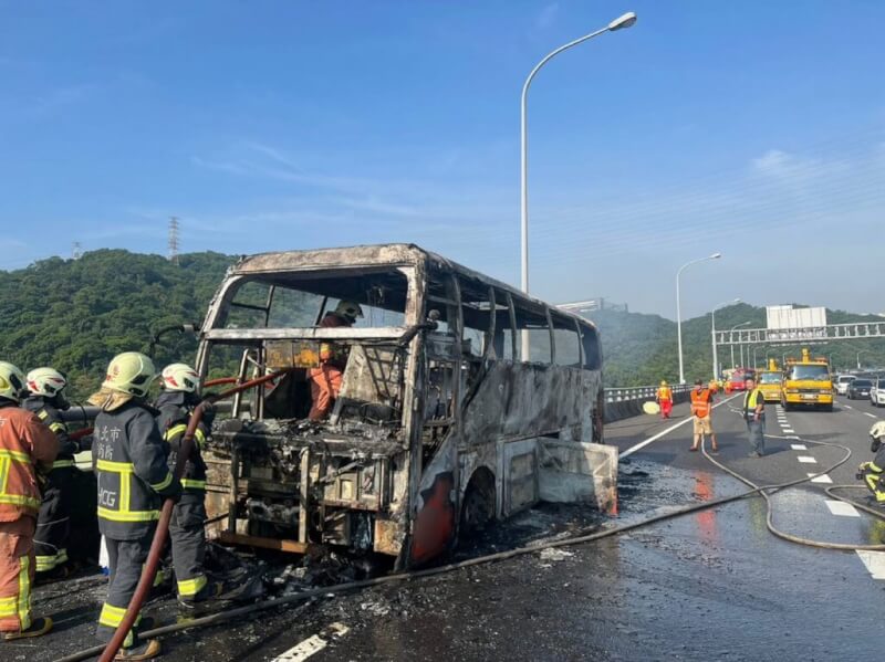 國道1號高架北向36.8公里外側路肩13日上午發生大客車火燒車,警消獲報立即派人車前往救援,火勢雖迅速撲滅,但車子已燒得幾乎只剩骨架。(翻攝照片)中央社記者王鴻國傳真 112年9月13日