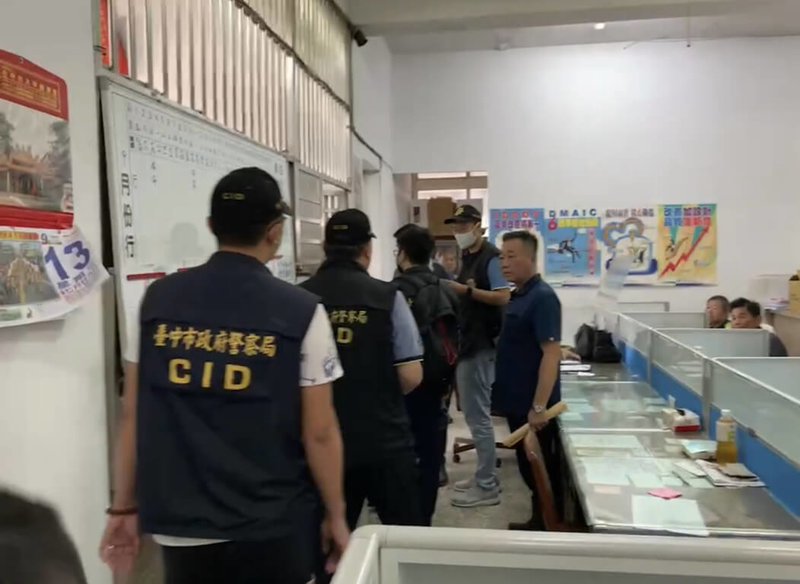 台中市大安肉品市場拍賣系統遭駭客入侵，警方13日到大安肉品市場進行數位鑑定，釐清來源IP連線紀錄及駭侵來源。（民眾提供）中央社記者趙麗妍傳真  112年9月13日