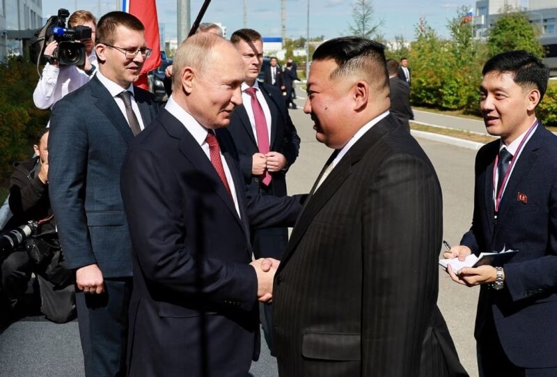 俄國總統蒲亭（前左）與北韓領袖金正恩（前右）9月13日在俄國遠東地區的東方太空發射場會談。（Sputnik/Vladimir Smirnov/Pool via 路透社）