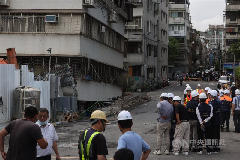 台北市中山區大直街巷弄多棟大樓7日疑因周邊建案開挖而傾斜。圖為8日上午現場作業情形。中央社記者趙世勳攝 112年9月8日