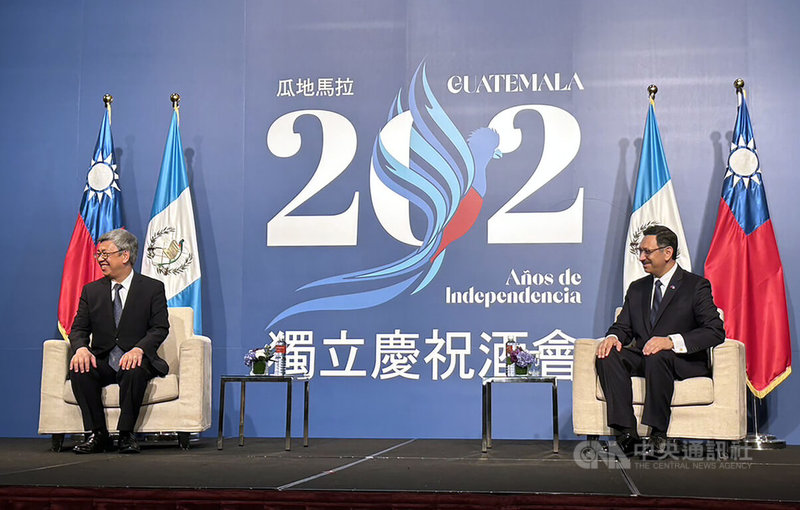 行政院長陳建仁（左）、瓜地馬拉駐台大使巴迪亞（Oscar Padilla Lam）（右）13日出席瓜地馬拉獨立202週年慶祝酒會。中央社記者賴于榛攝  112年9月13日