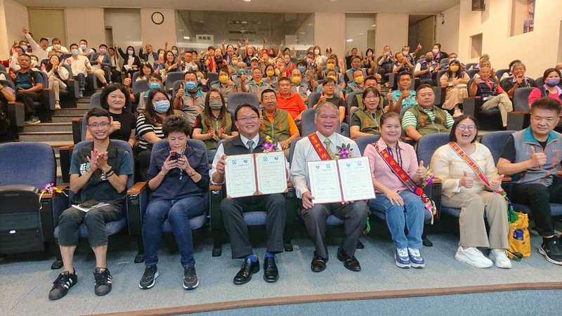 花蓮縣豐濱鄉長邱福順（前右4）、澎湖縣馬公市長黃健忠（前左3）12日共同簽署結盟聯合聲明，正式締結為姊妹市，以相互友好、城鄉治理、環保及觀光合作共同結盟推動交流。（豐濱鄉公所提供）中央社記者李先鳳傳真  112年9月13日