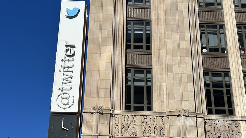 億萬富豪馬斯克將推特改名為X，告別藍鳥時代，舊金山X總部內逾600件推特家具和裝飾品，12日展開為期2天的線上拍賣。中央社記者張欣瑜沙加緬度攝  112年9月13日