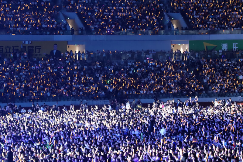 圖為8月12日廣東汕頭亞青會體育中心體育場舉辦群星演唱會。（中新社）