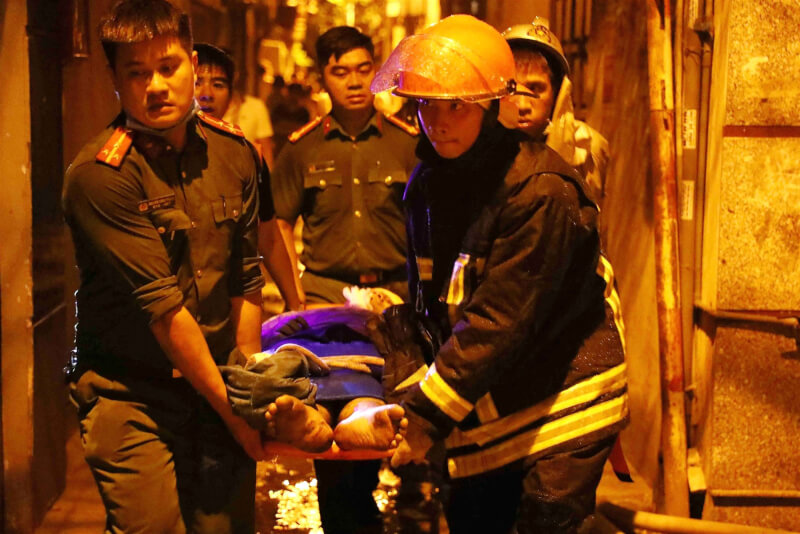 越南國營媒體13日報導，首都河內一棟公寓發生火災，造成30人死亡。（Vietnam News Agency / 法新社）