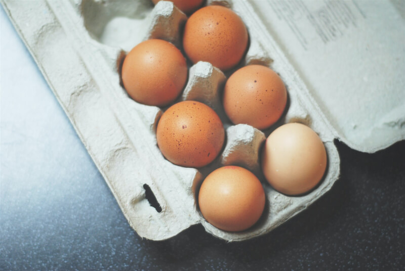 國民黨立委質疑海關資料顯示8月仍有雞蛋進口，行政院副院長鄭文燦表示，這批不是新增的，而是7月最後1批到貨的雞蛋。（示意圖／圖取自Unsplash圖庫）