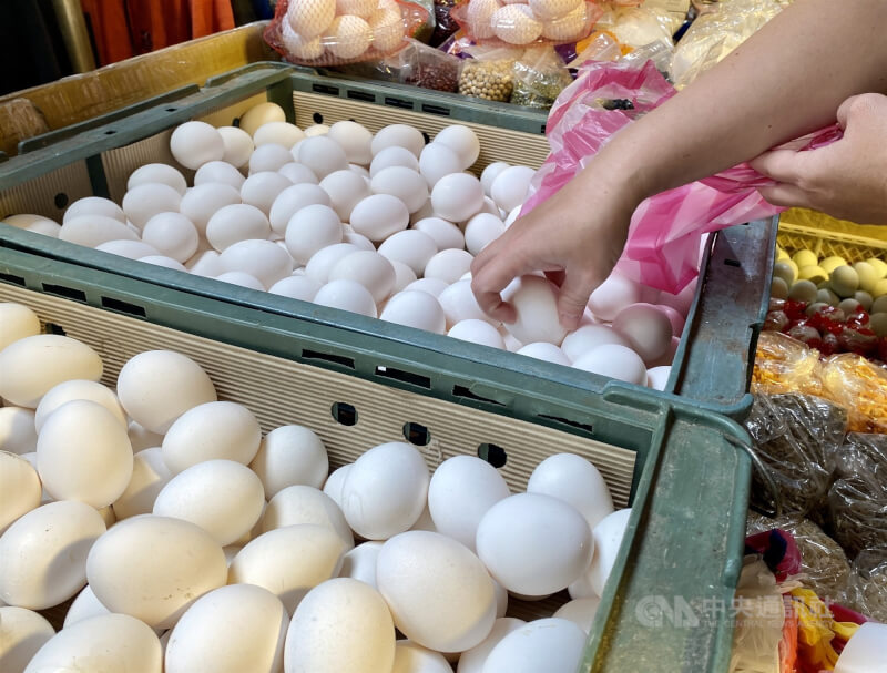 圖為萬華區傳統市場雜糧行販售雞蛋。（中央社檔案照片）