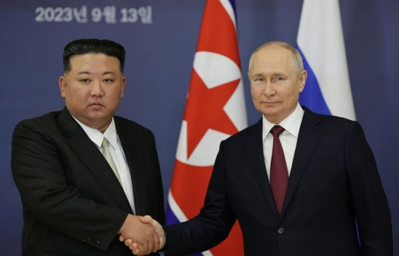 北韓領導人金正恩（左）和俄羅斯總統蒲亭（右）12日在俄國遠東地區會面。（Sputnik/Vladimir Smirnov/Pool via 路透社）