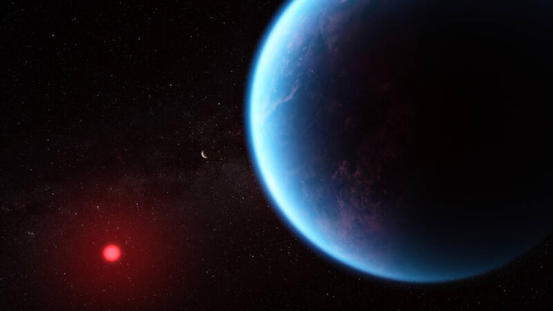 NASA指出，韋伯太空望遠鏡可能已在系外行星K2-18b（左）大氣中偵測到含碳分子，而在地球，分子只能由生命產生。圖為模擬畫面。（圖取自NASA網頁nasa.gov）