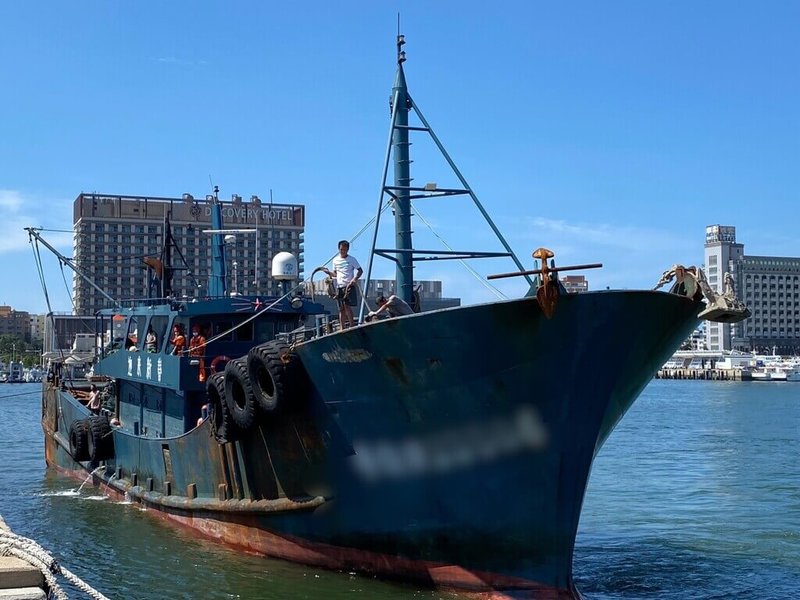 澎湖海巡隊巡防艇14日在望安花嶼西南21浬處，發現一艘陸籍漁船越界作業，且一度逃逸拒檢，經海巡強靠登檢後，將船上漁獲全數海拋，人船則一併押返馬公留置調查。（澎湖海巡隊提供）中央社  112年9月14日