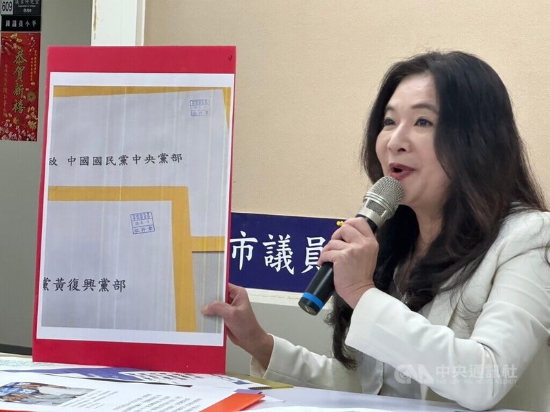 國民黨台北市議員應曉薇14日在市議會舉行「是否參選到底」記者會，指黨中央不讓她報備參選，並表示即日起因黨內罔顧民意、背棄選民，請辭中央委員等黨職。中央社記者劉建邦攝  112年9月14日