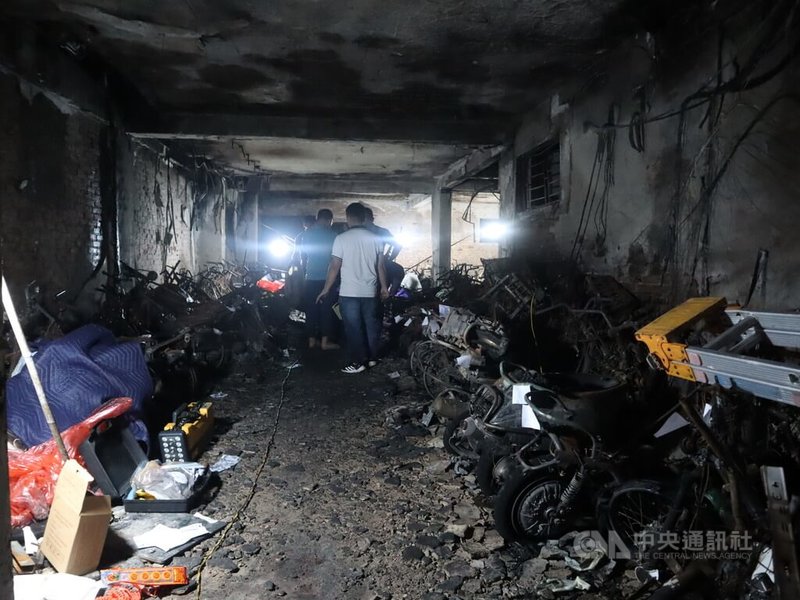 越南首都河內市一棟迷你公寓12日深夜發生火警，起火點疑似位於一樓的停車場，火勢與濃煙堵住了整棟大樓位於一樓的唯一出口，導致56人死亡。圖為事故現場一樓的停車場，兩排機車與電動車被燒焦。中央社記者陳家倫河內攝  112年9月14日