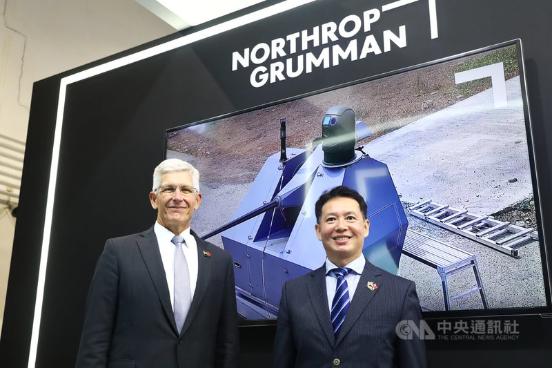 美國軍火廠商諾斯洛普格魯曼（Northrop Grumman）副總裁暨全球商務發展官史蒂芬．歐布萊恩（Stephen O’Bryan）（左）與執行長黃思勳（Fisher Huang）（右）14日出席2023國防產業展。中央社記者游凱翔攝  112年9月14日