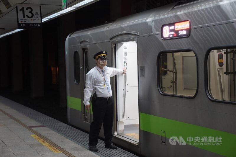 圖為台鐵列車長在台北車站月台執行勤務。（中央社檔案照片）
