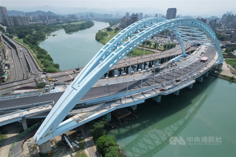 中正橋是台北市及新北市間往來的交通要道，自108年開工以來，改建工程受到雙北市民的期待，預計將於10月開通新中正橋台北往新北方向。中央社記者徐肇昌攝 112年9月14日