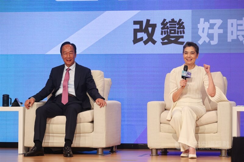 鴻海創辦人郭台銘（左）宣布投入2024總統大選，14日在記者會上介紹副總統人選為藝人賴佩霞（右），兩人在會中回應媒體提問。中央社記者鄭清元攝 112年9月14日