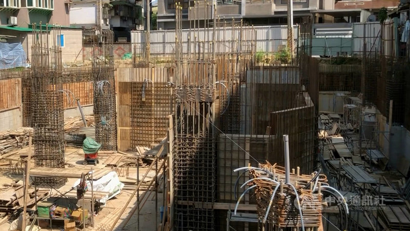 基隆市百一街建案旁多戶民宅出現柱子龜裂情形，基隆市政府14日晚間宣布建案工地停工，待完成鑑定並與住戶達成協議後，才會允許復工。中央社記者王朝鈺攝  112年9月14日