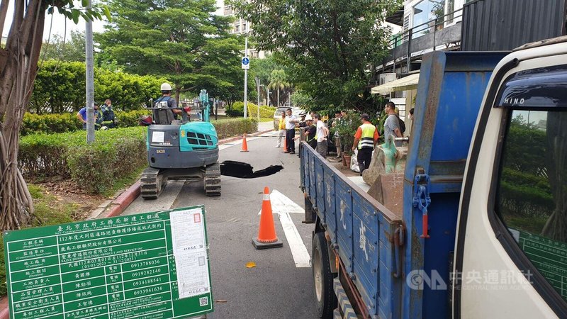 台北市大同區赤峰街附近巷弄路面14日出現約長度2公尺、深度1.5公尺的坑洞,北市警消獲報後封鎖現場,台北市新工處已派員到場填補。(翻攝照片)中央社記者劉建邦傳真 112年9月14日