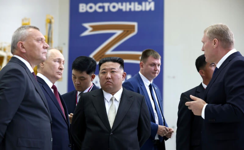 北韓領導人金正恩（中）13日在俄羅斯與總統蒲亭（左2）舉行會談。（圖取自克里姆林宮網頁kremlin.ru）