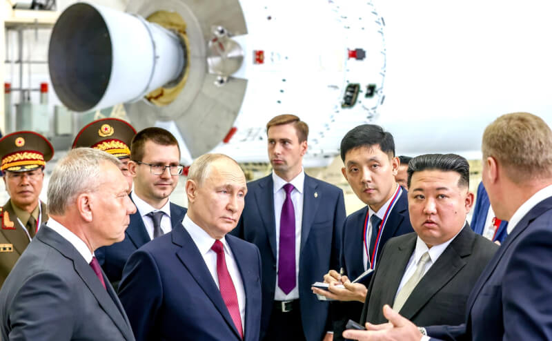 俄羅斯總統蒲亭（前左2）與北韓領導人金正恩（前右2）13日在東方太空發射場會談約2小時。（圖取自克里姆林宮網頁kremlin.ru）