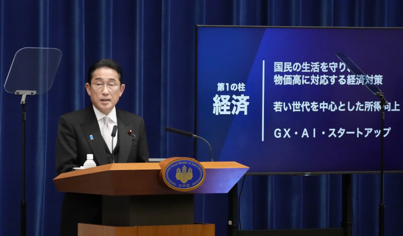 日本首相岸田文雄13日改組內閣，岸田晚間在記者會上強調，這是「將變化化為力量的內閣」，將實施大膽的經濟對策。（共同社）